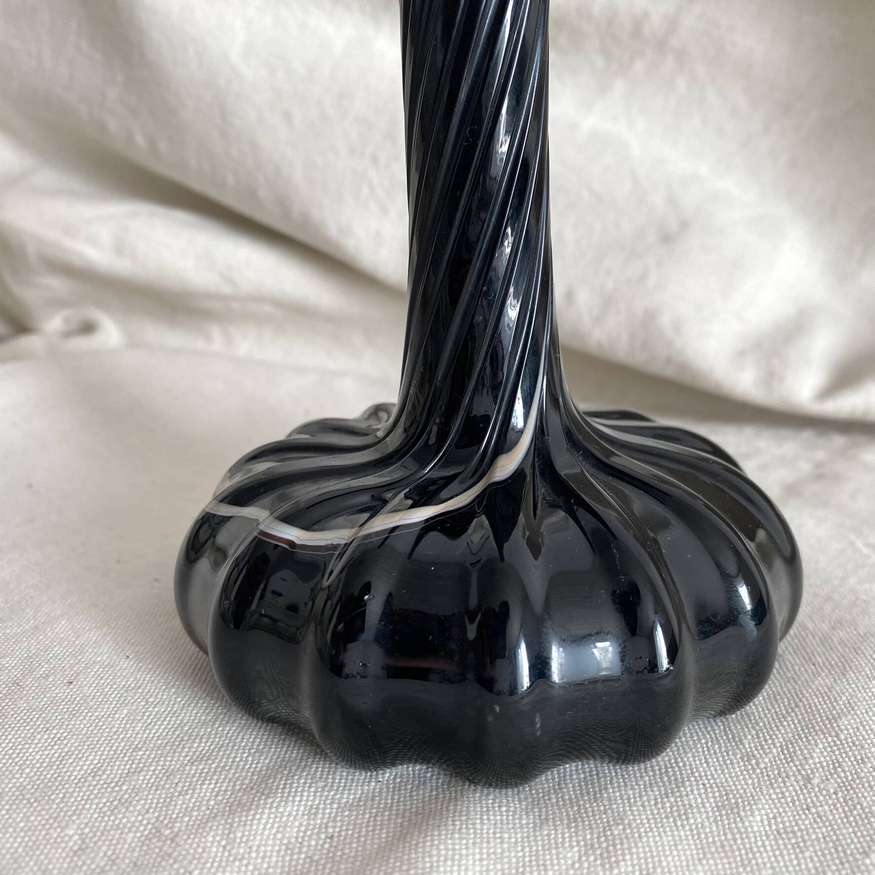 Single-flower vase in blown glass Maure-Vieil glassware