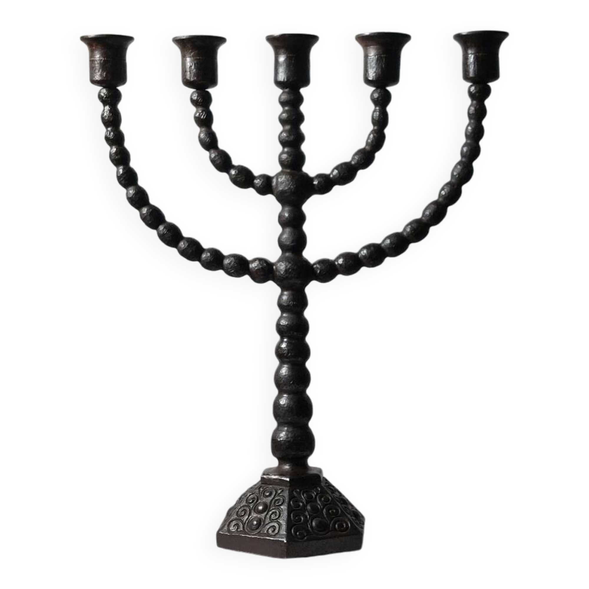 Candelabre en forme de bobine de style menorah habilement forgé.