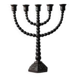 Candelabre en forme de bobine de style menorah habilement forgé.