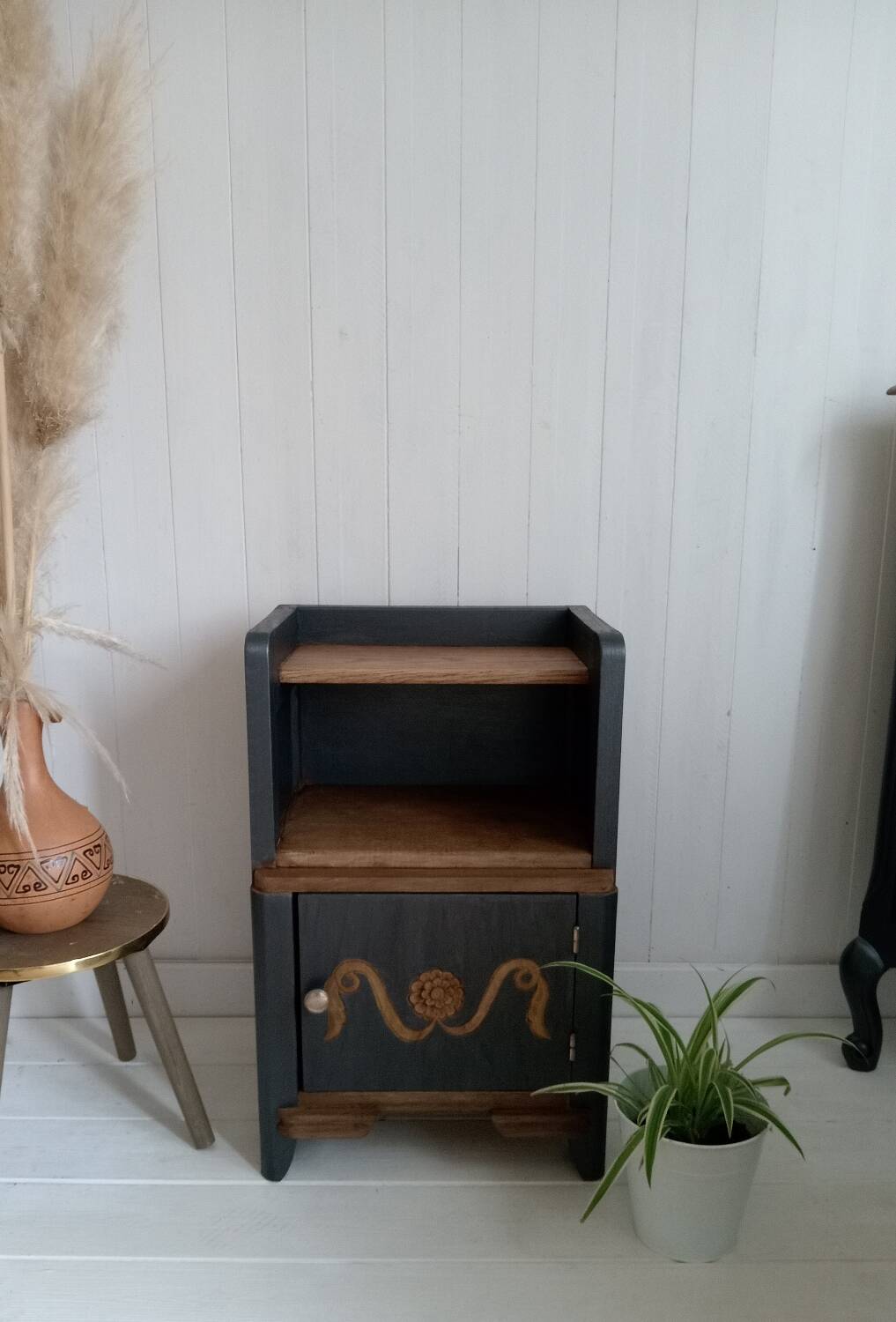 Bedside table / Side table