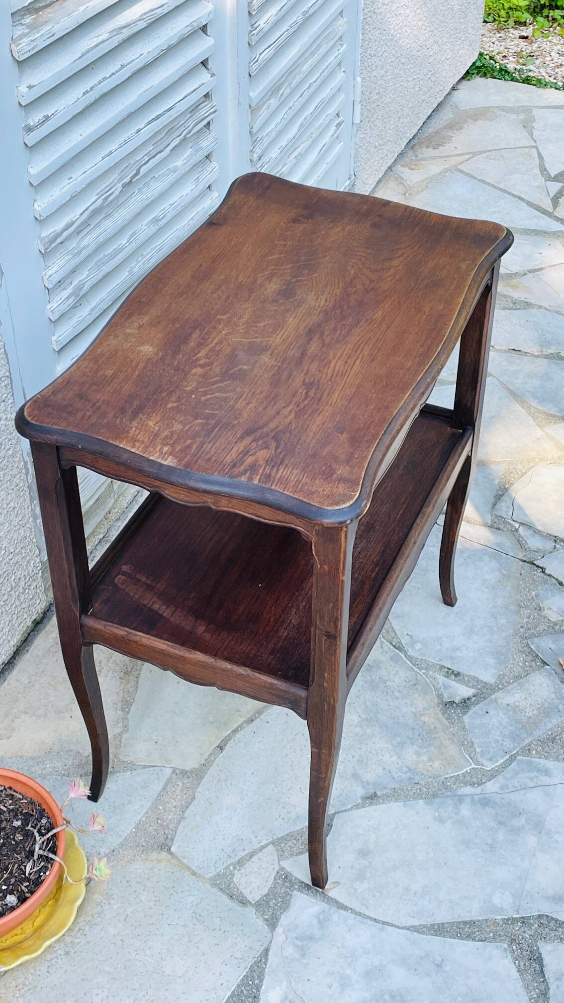 Dessert vintage shelf with curved legs