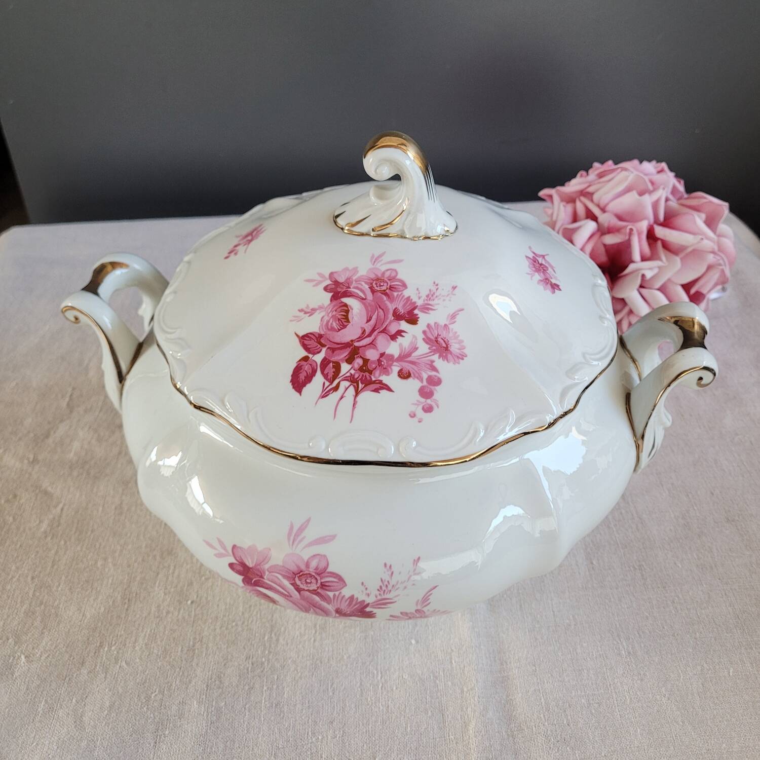 Soup tureen, gravy boat and serving dishes