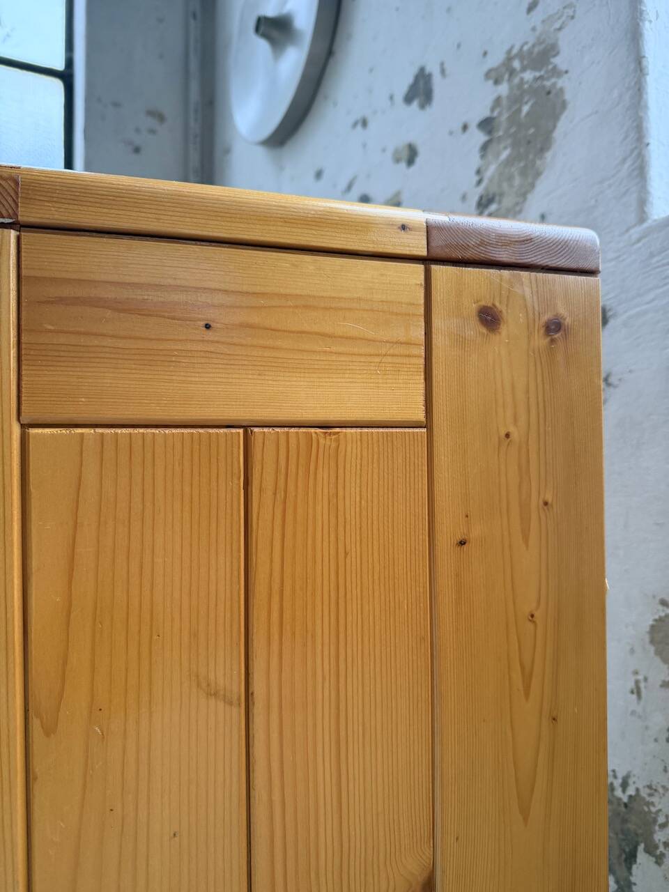 Chevet sélectionné par Charlotte Perriand pour Les Arcs