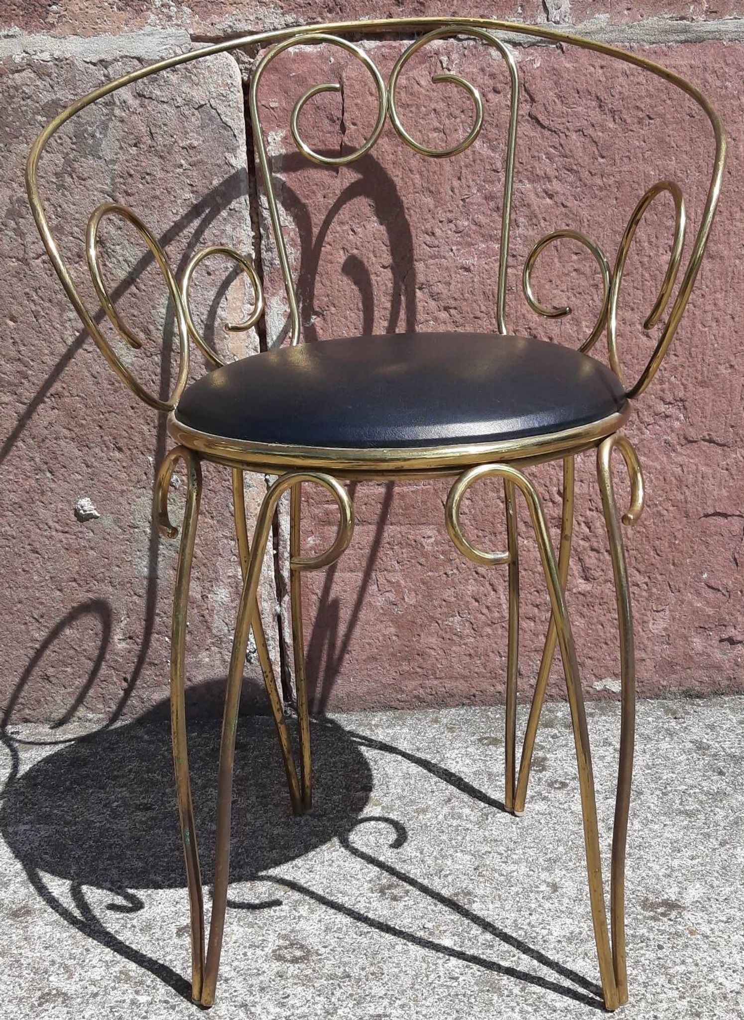Coiffeuse et chaise en métal doré et opaline.