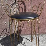 Coiffeuse et chaise en métal doré et opaline.