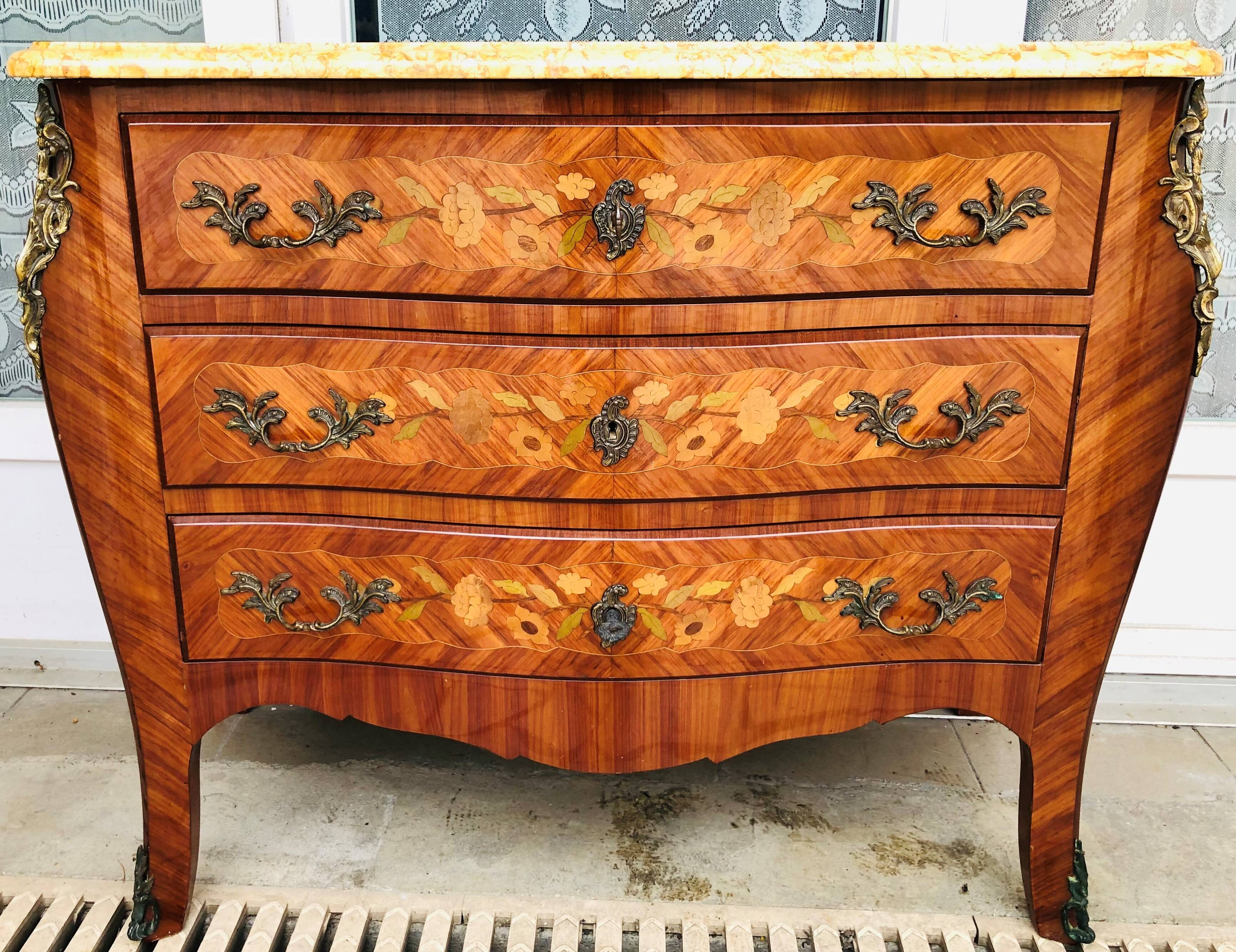 Commode trois tiroirs en marqueterie de style Louis XV