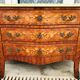Commode trois tiroirs en marqueterie de style Louis XV