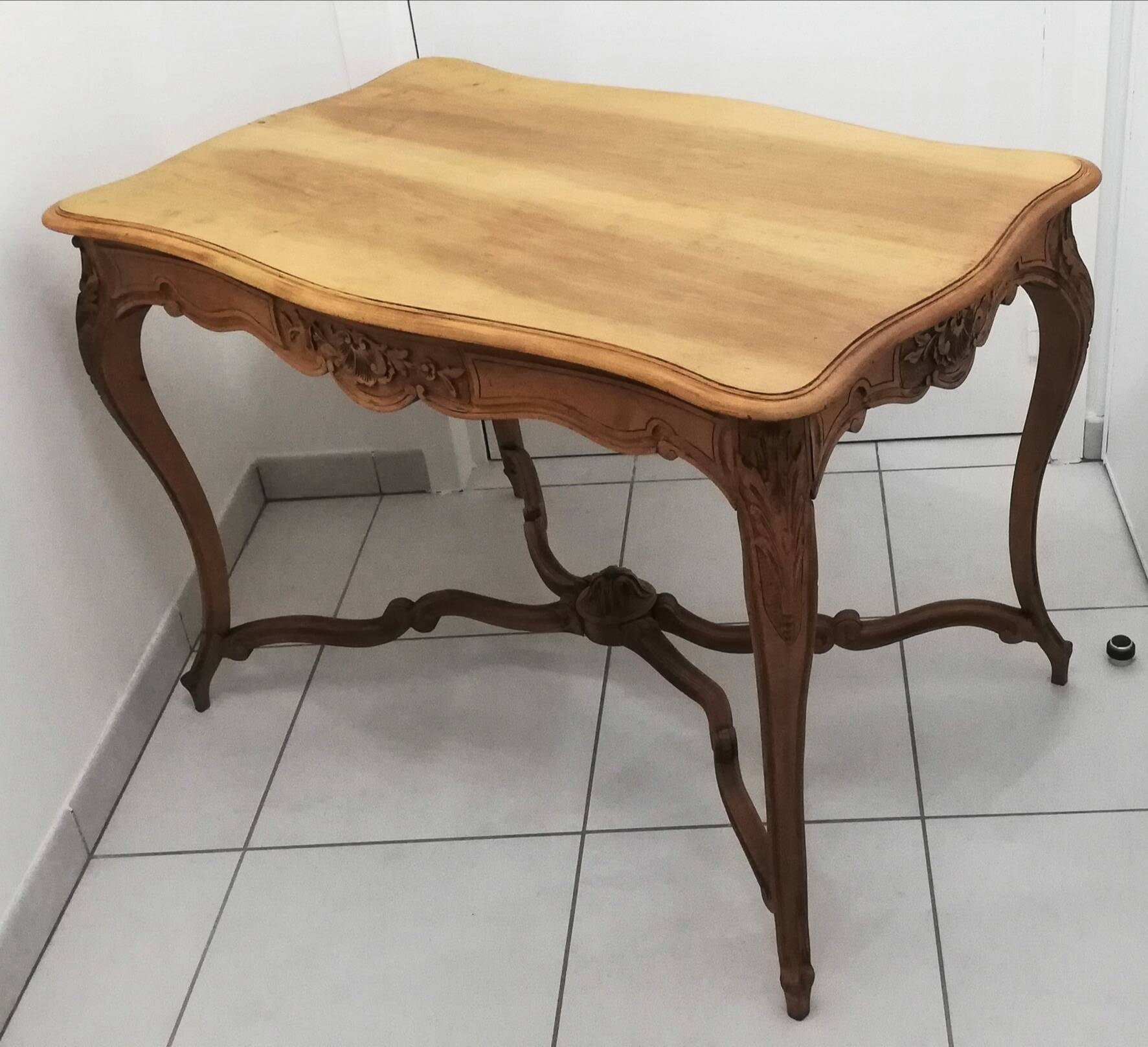 Table à tiroir de style Louis XV