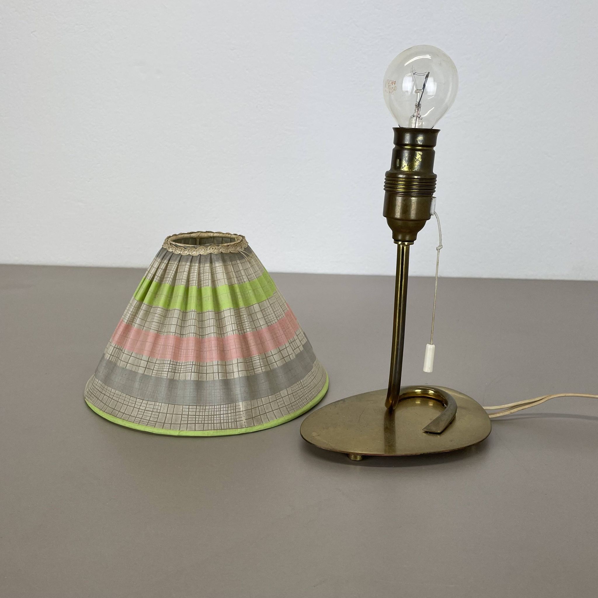 Lampe de table de 32 cm en laiton et tissu de style Kalmar, Autriche, années 1960
