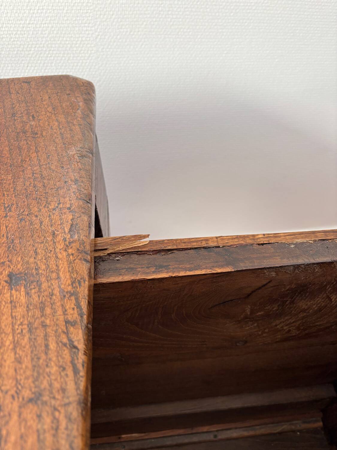 Grand coffre ancien en chêne massif – XIXe – belle patine d’origine