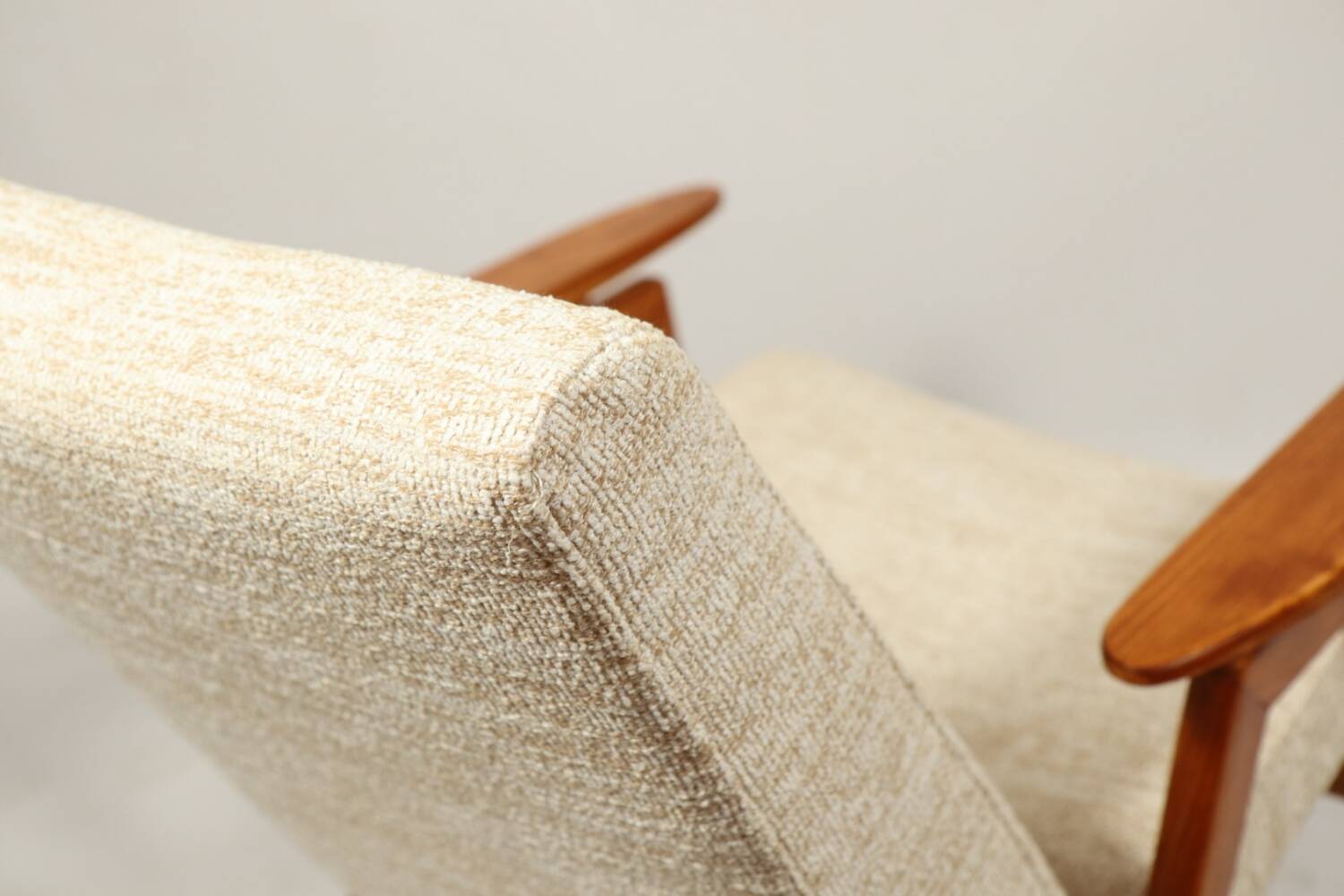 Fauteuil vintage moderne design par J.Smidek blanc beige revêtement bois naturel