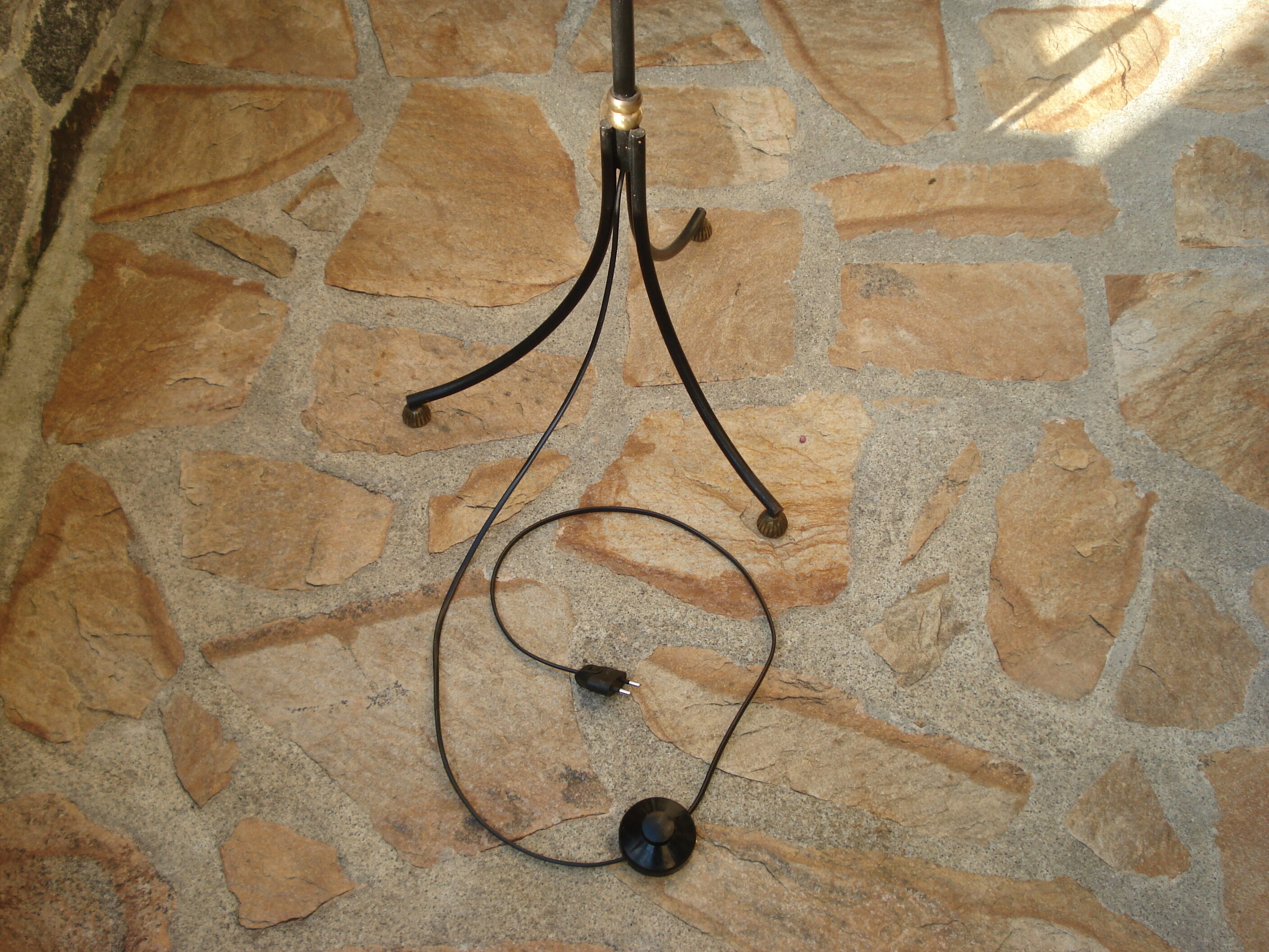 Black metal lamp and brass dore reglable tripod