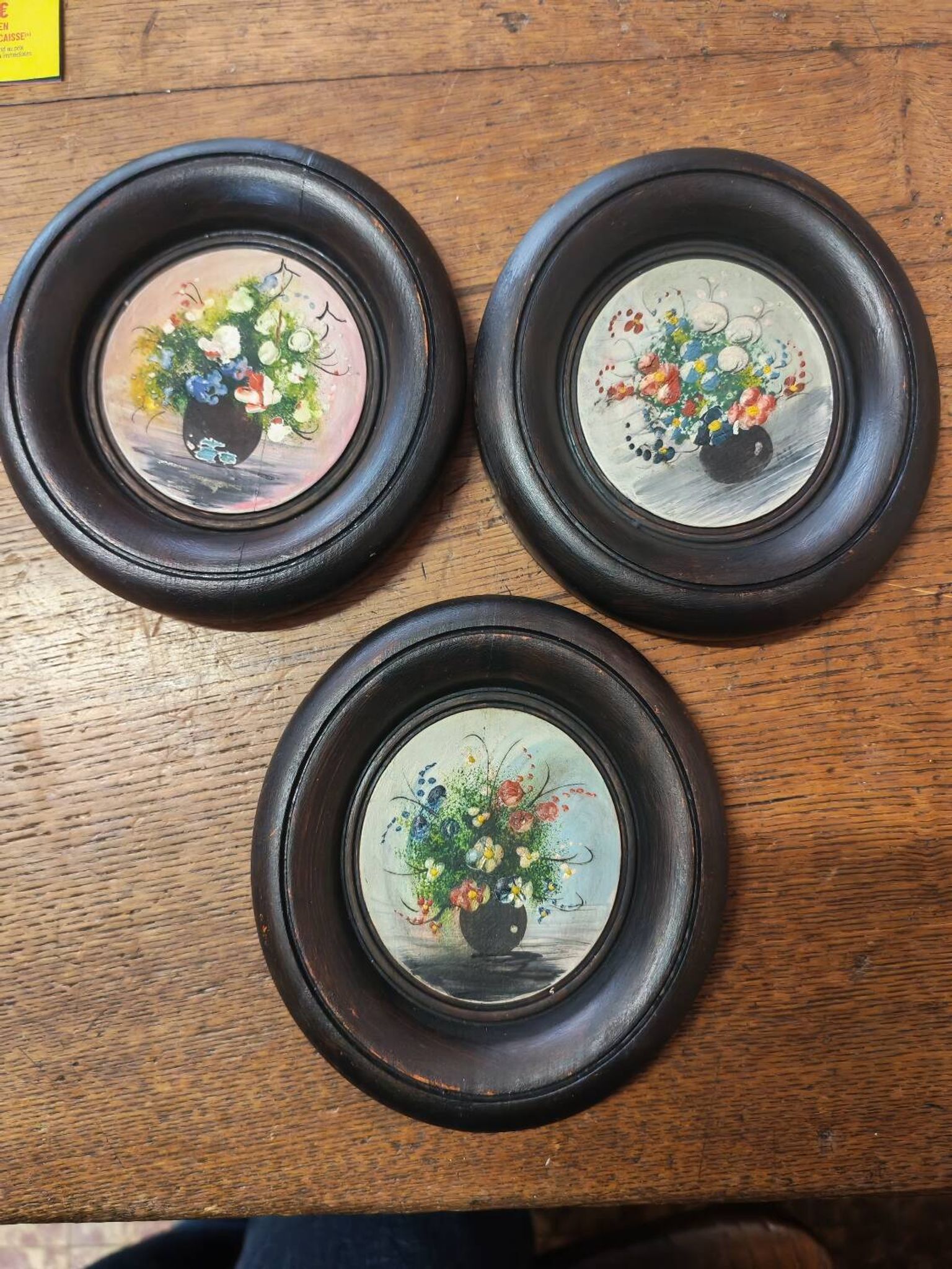 Lot de trois miniatures fleurs dans un vase