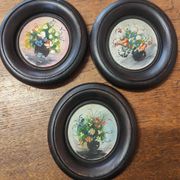 Lot de trois miniatures fleurs dans un vase