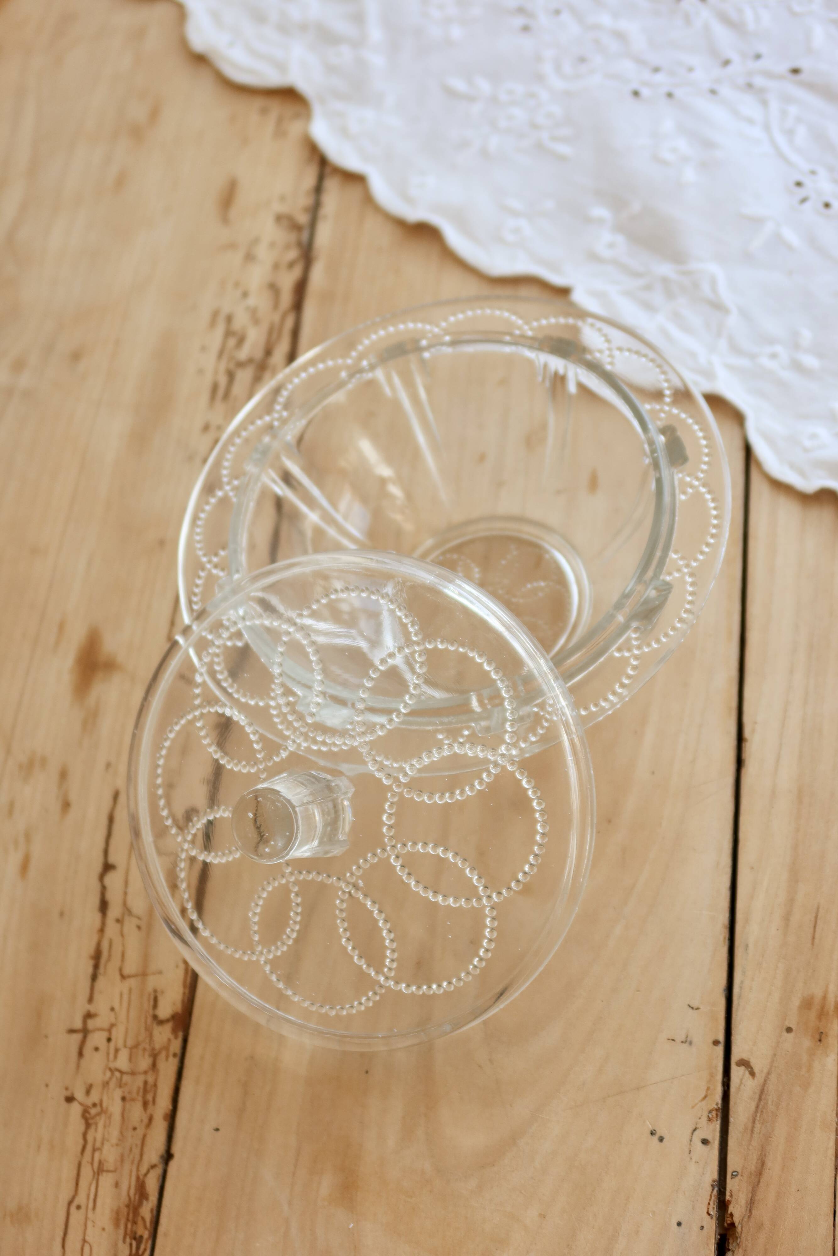 Bonbonnière vintage verre moulé à couvercle – Décor perlé