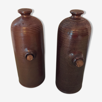 Lot de deux bouteilles en grès vernissées anciennes bouillottes marron glacé