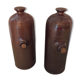 Lot of two glazed sandstone bottles, old iced brown bottles