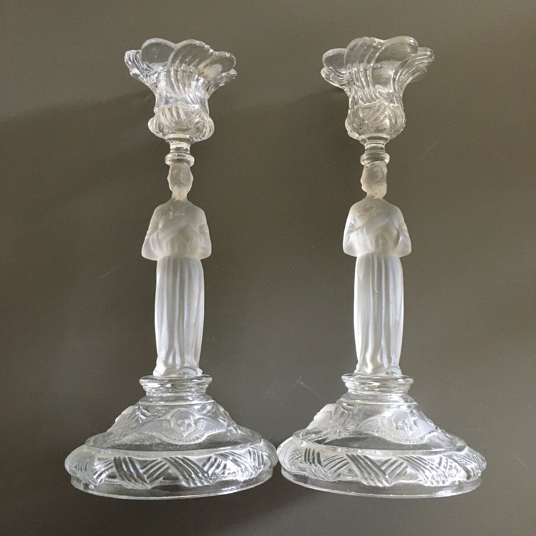 Paire de bougeoirs personnages en verre