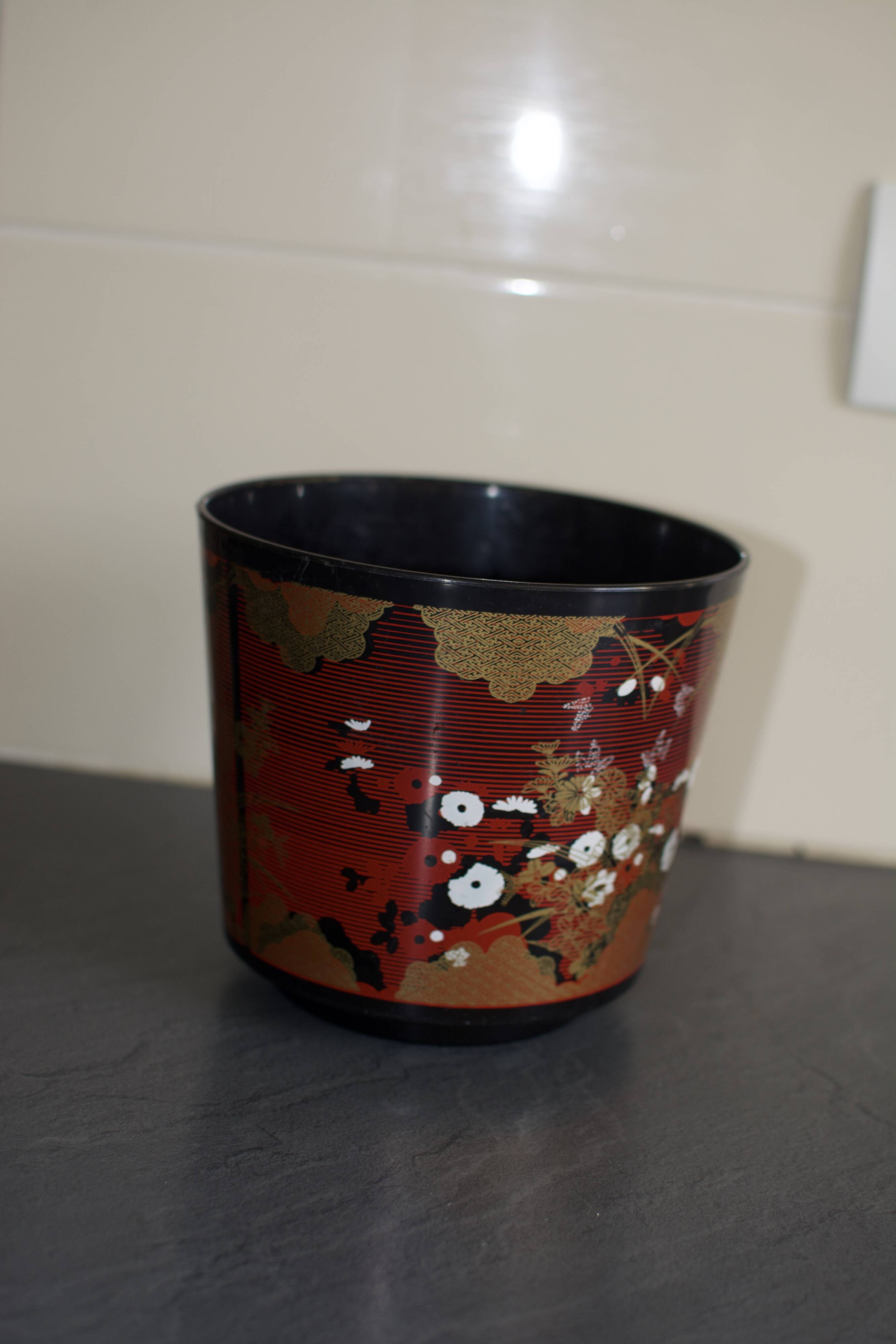 Cache-pot laqué à motifs asiatiques vintage