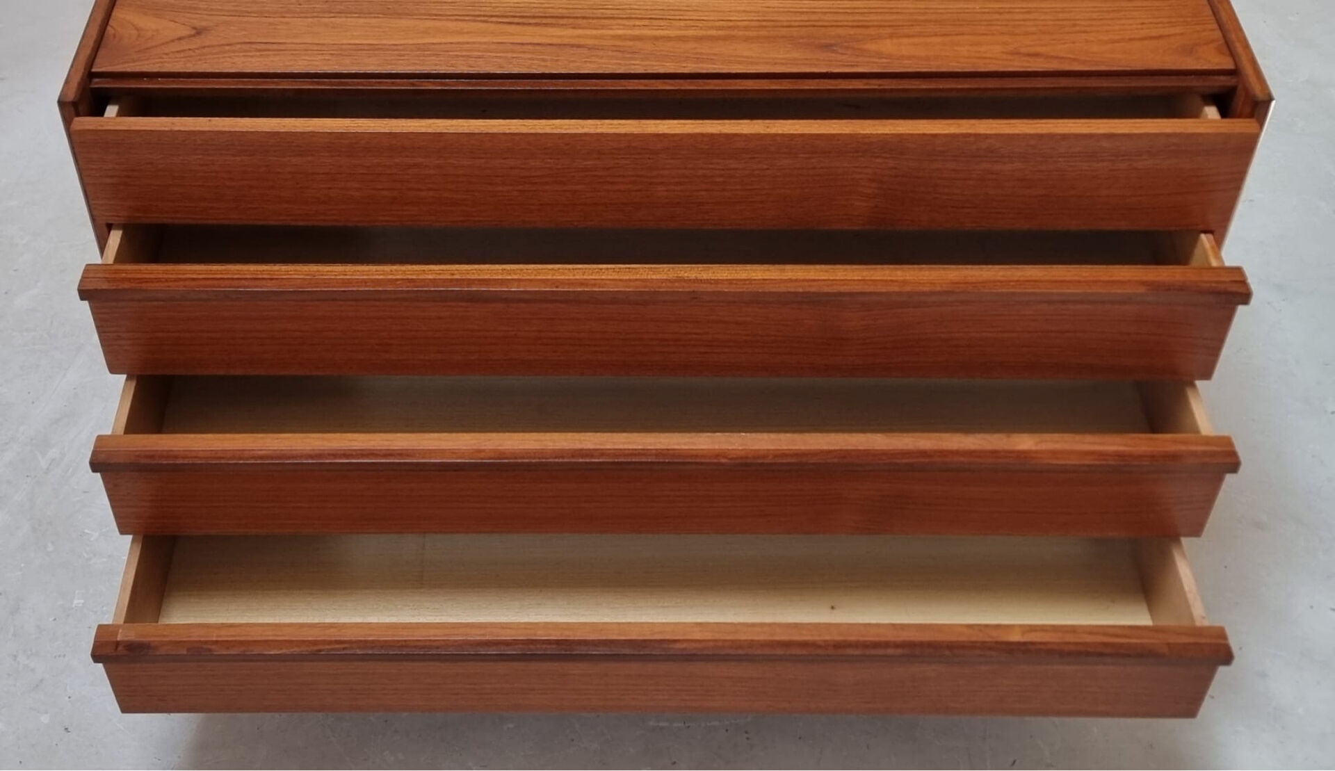 Mid-century chest of drawers