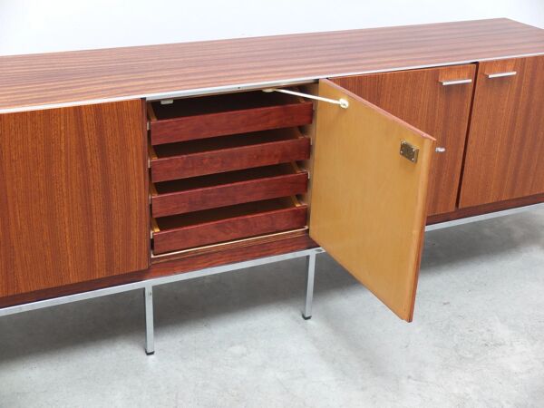 Grand buffet moderniste en palissandre indien, années 1960.