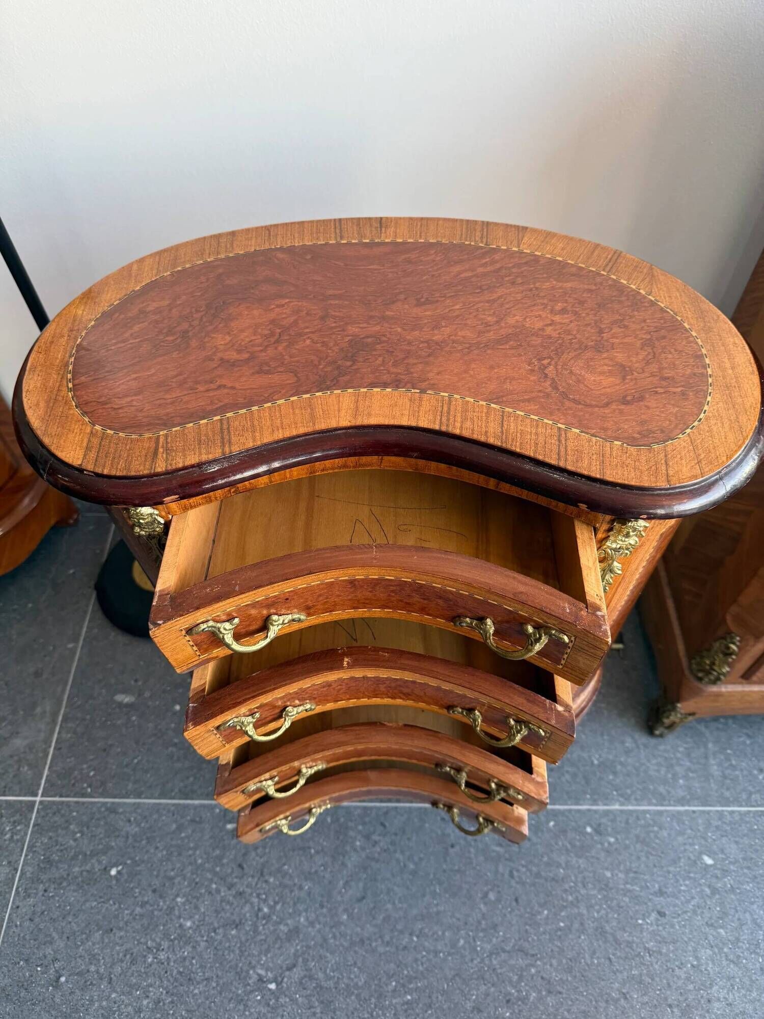 Commode galbée demi-lune en marqueterie – style Louis XV, fin XIXe siècle