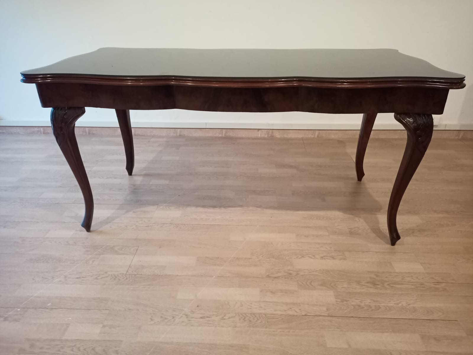 Chippendale mahogany table XXth with walnut piano in smoked tempered glass