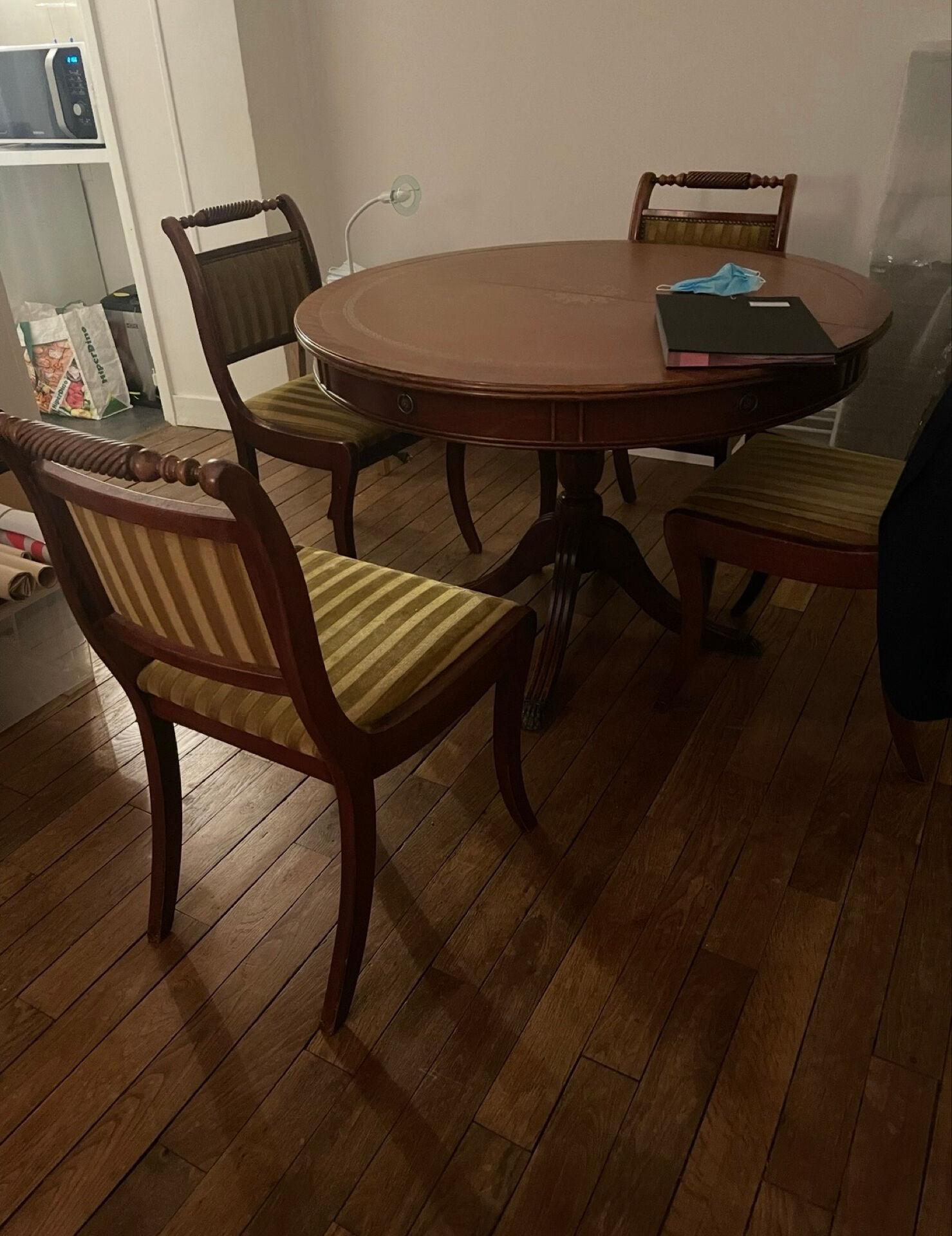 Table ancienne de salle à manger et 4 chaises