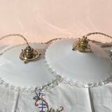 Paire de suspensions en opaline dentellées