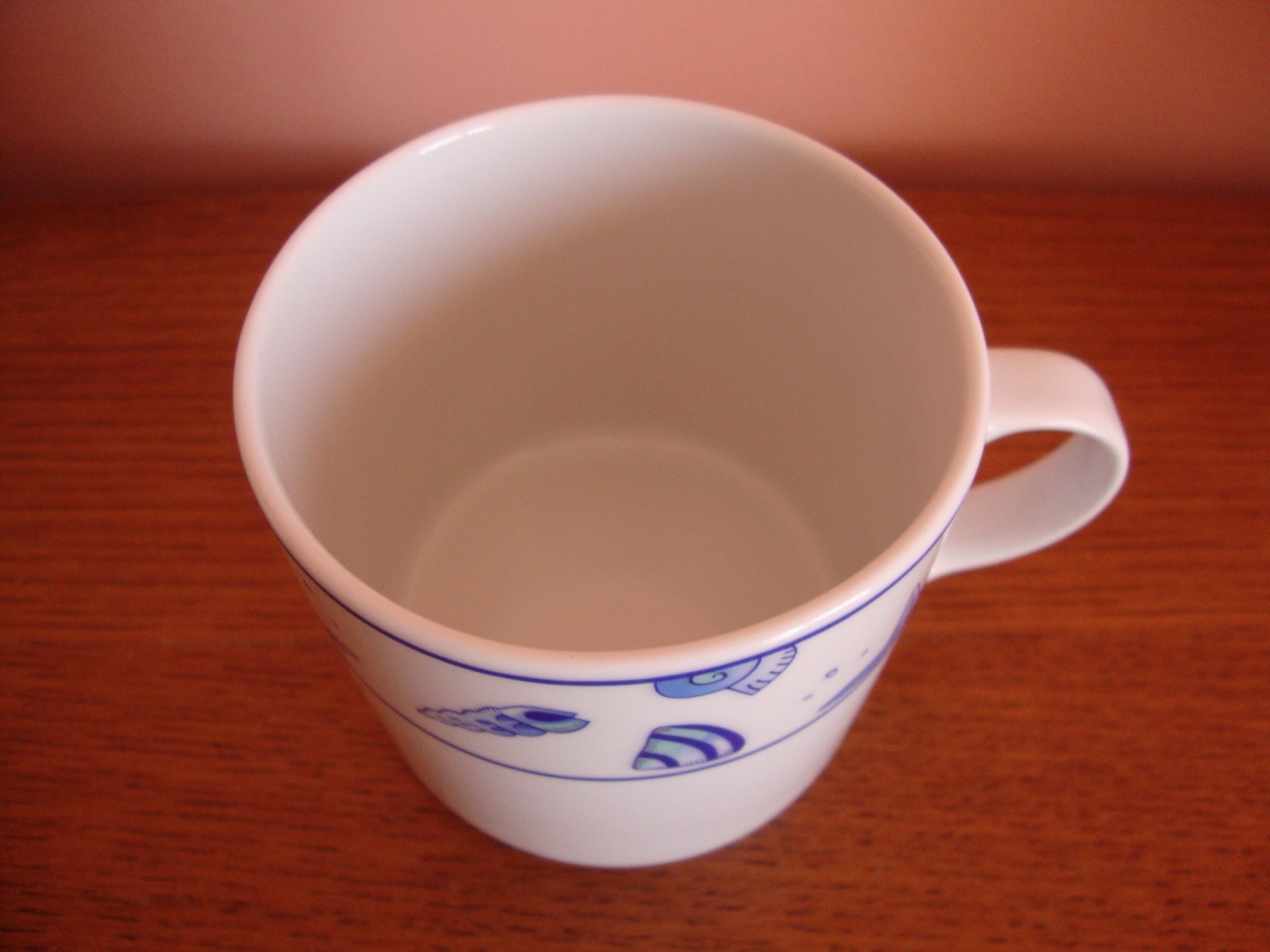 2 coffee or tea cups in porcelain deco seaside