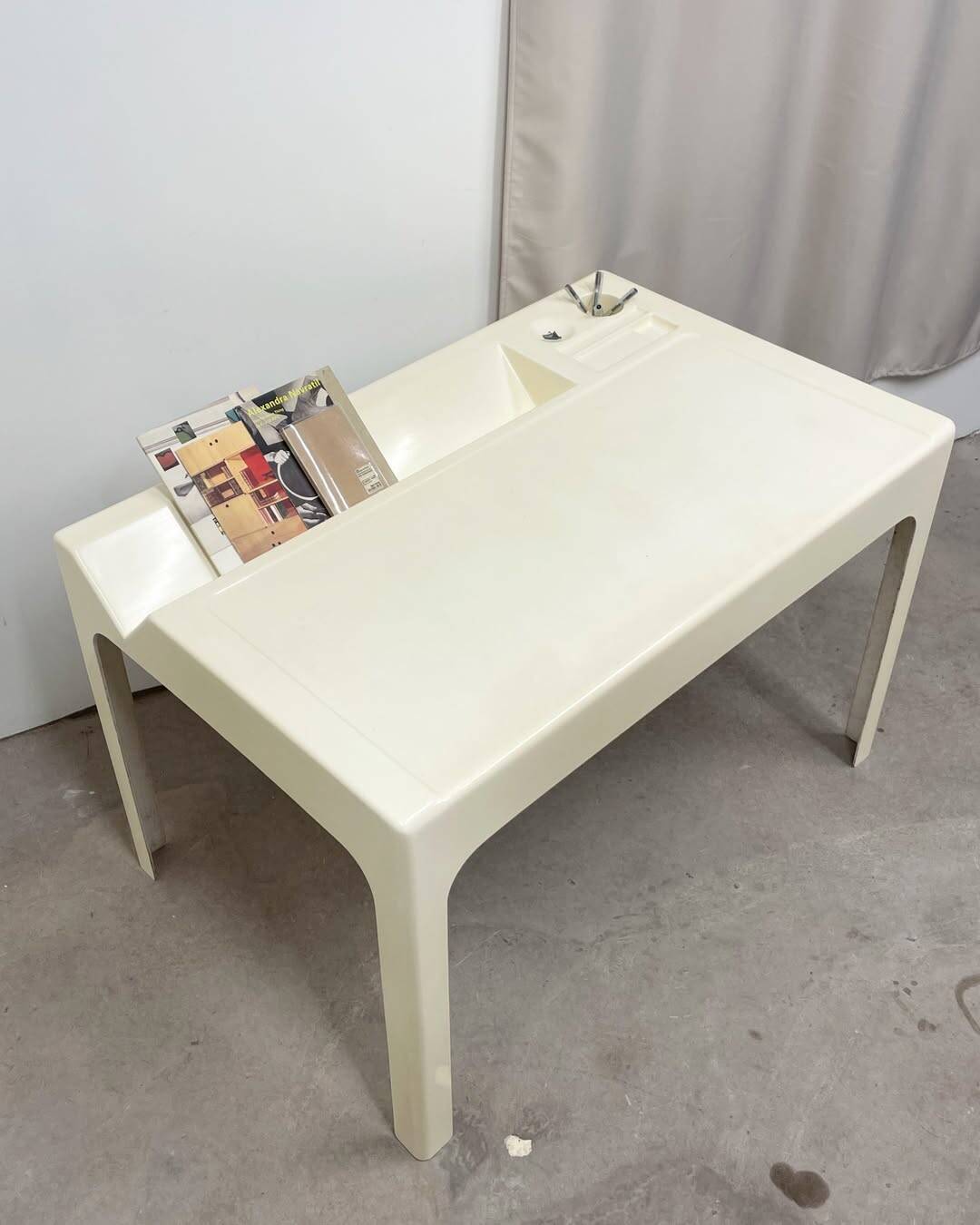 Bureau Ozoo blanc, Marc Berthier, 1968