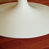 Table ovale de Eero Saarinen edite par Knoll