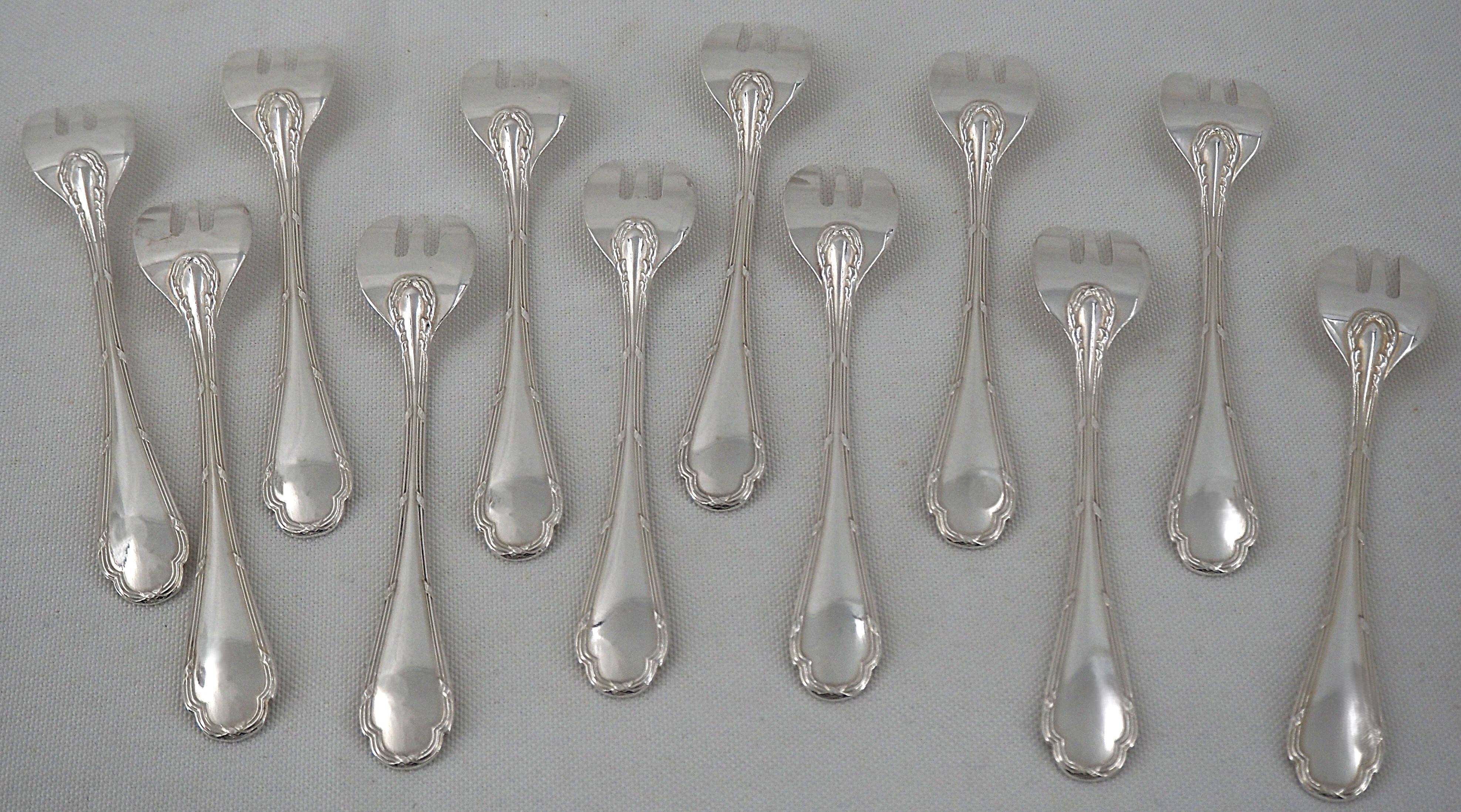 Ercuis Trianon, Rubans, 12 silver-plated oyster forks, excellent condition.