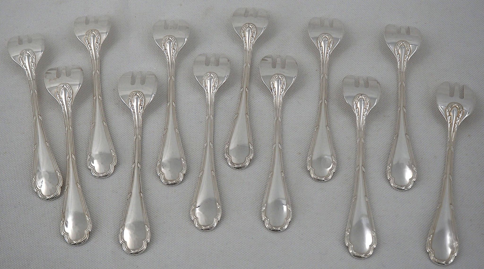 Ercuis Trianon, Rubans, 12 silver-plated oyster forks, excellent condition.