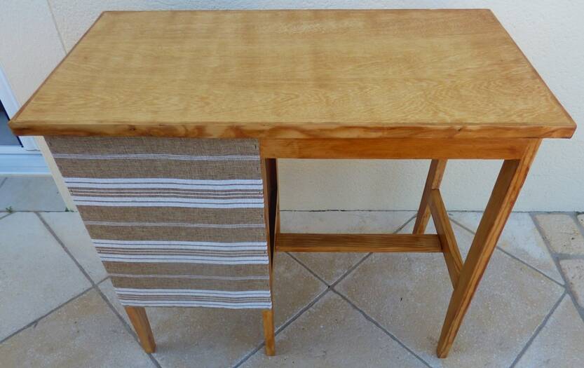 Bureau 3 tiroirs en bois et toile de lin –Totalement restauré