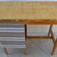 Bureau 3 tiroirs en bois et toile de lin –Totalement restauré