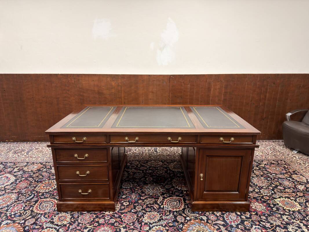 Large English Chesterfield Desk Partnerdesk