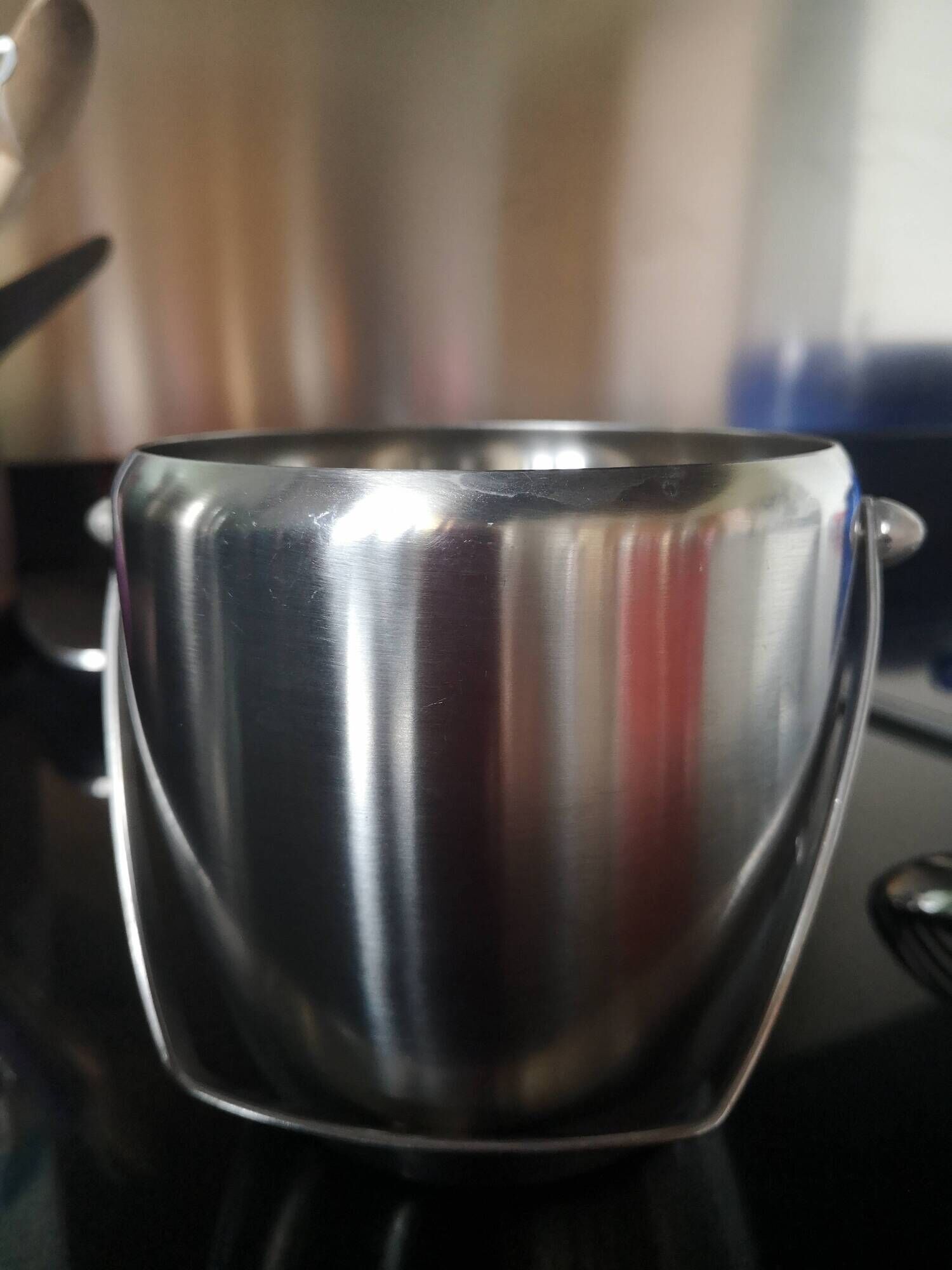 Ice bucket and its spoon