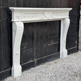 Cheminée De Style Louis XVI En Marbre De Carrare Très Finement Sculptée Ver