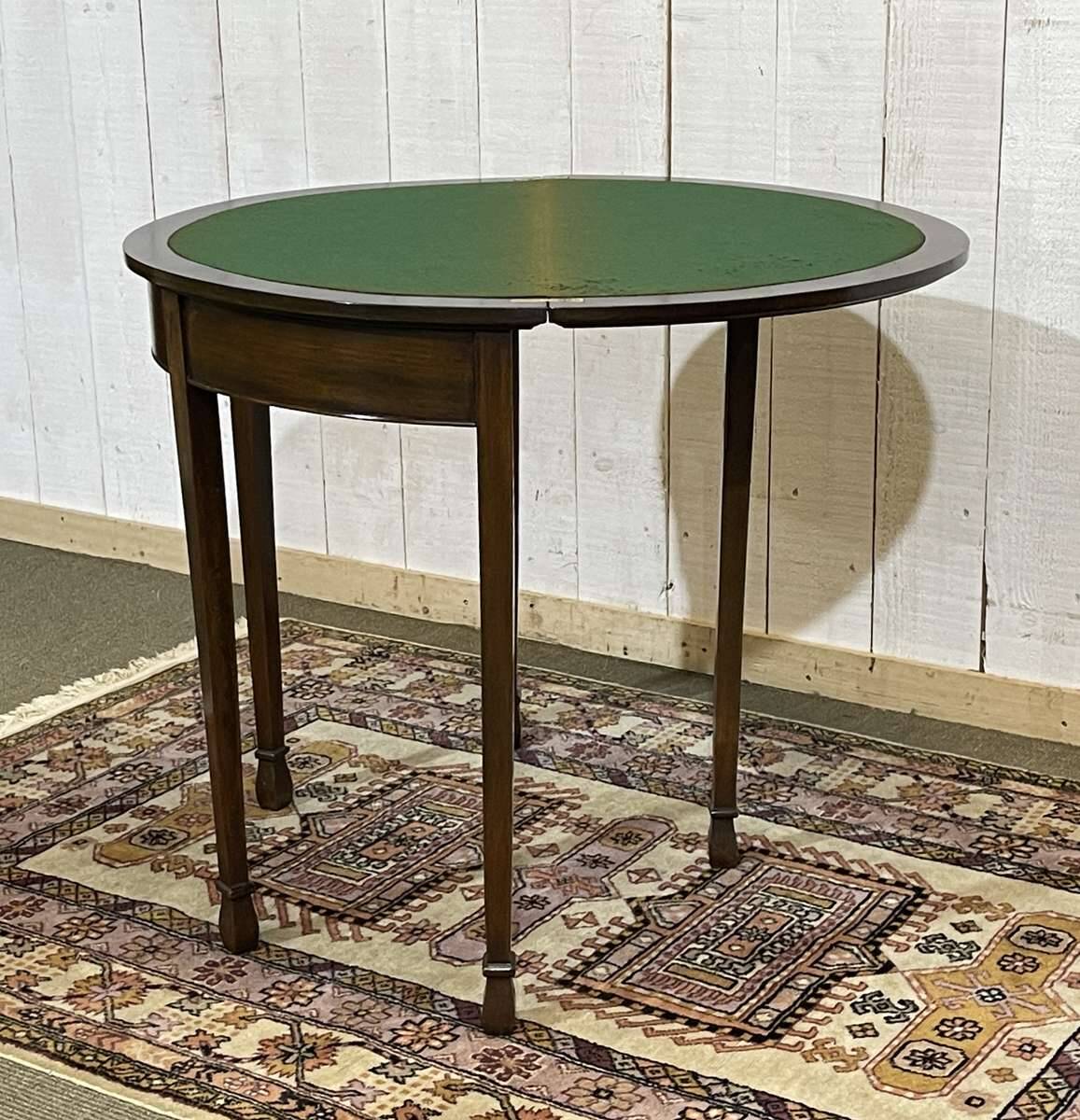 English game table in mahogany from the early 20th century.