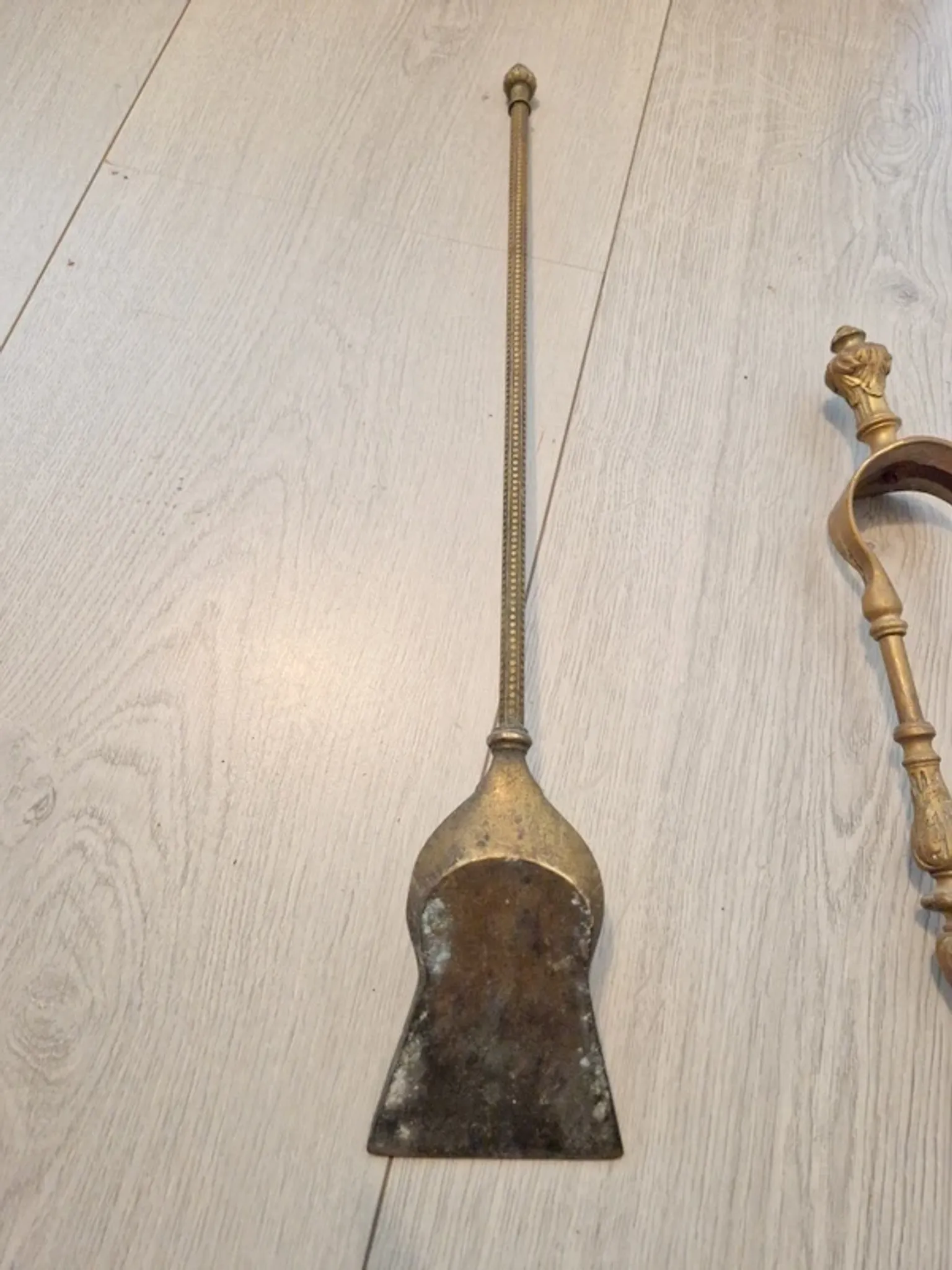 Fireplace servant: shovel and tongs in bronze, Louis XVI style, late 19th century.
