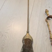 Fireplace servant: shovel and tongs in bronze, Louis XVI style, late 19th century.