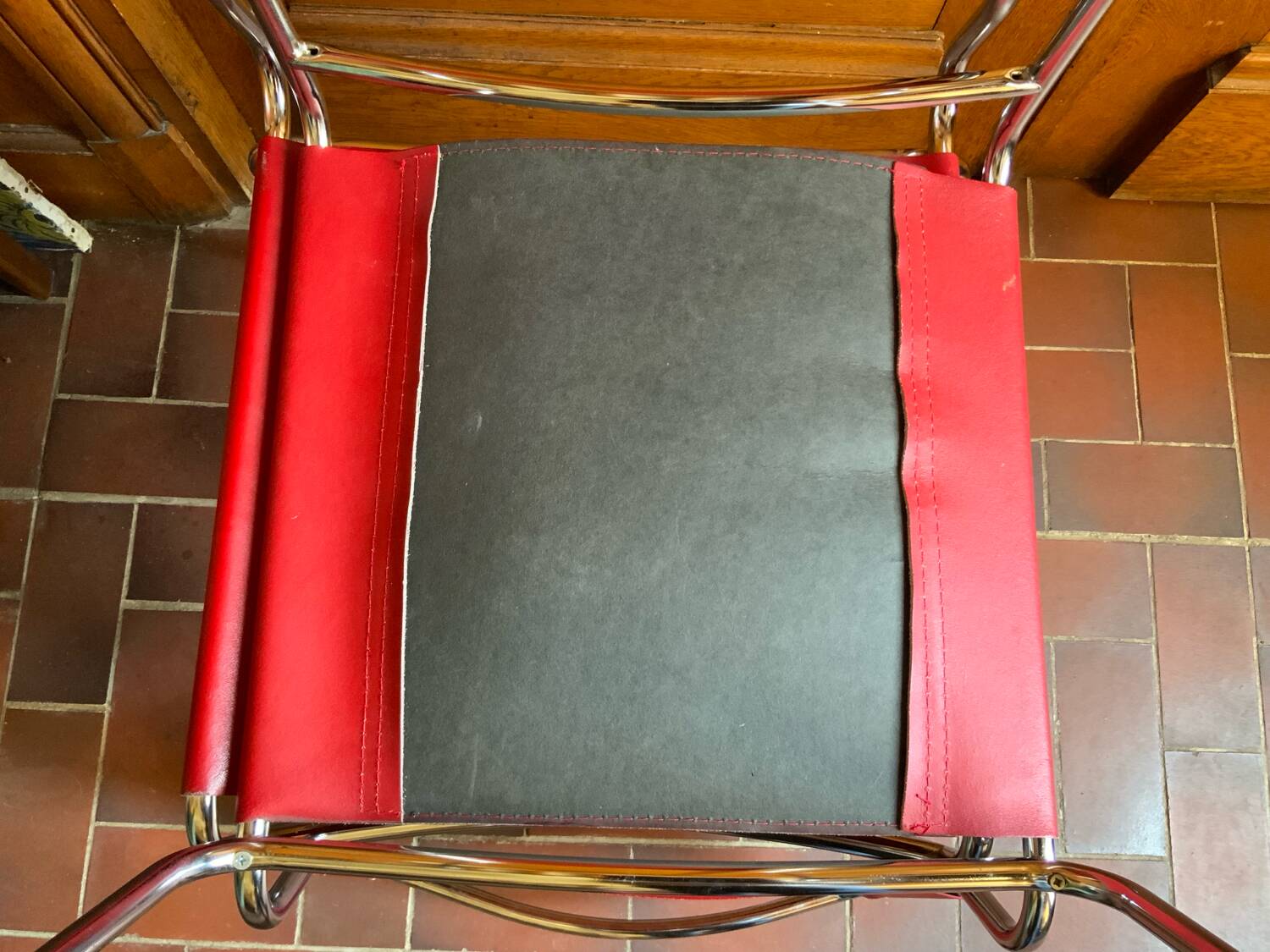2 tubular chairs in red leather 1970