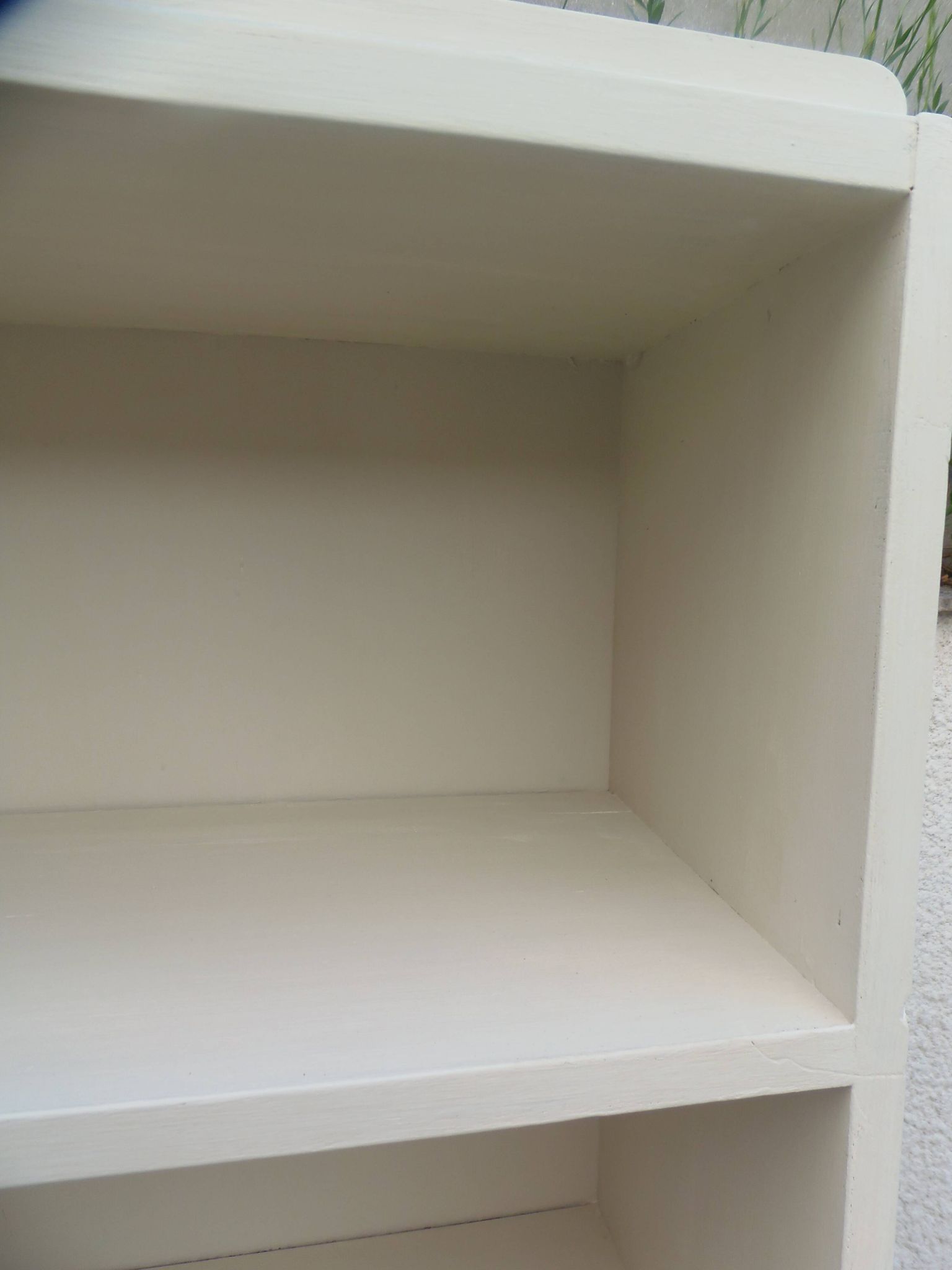 Bibliothèque vintage années 50 rénovée en beige.