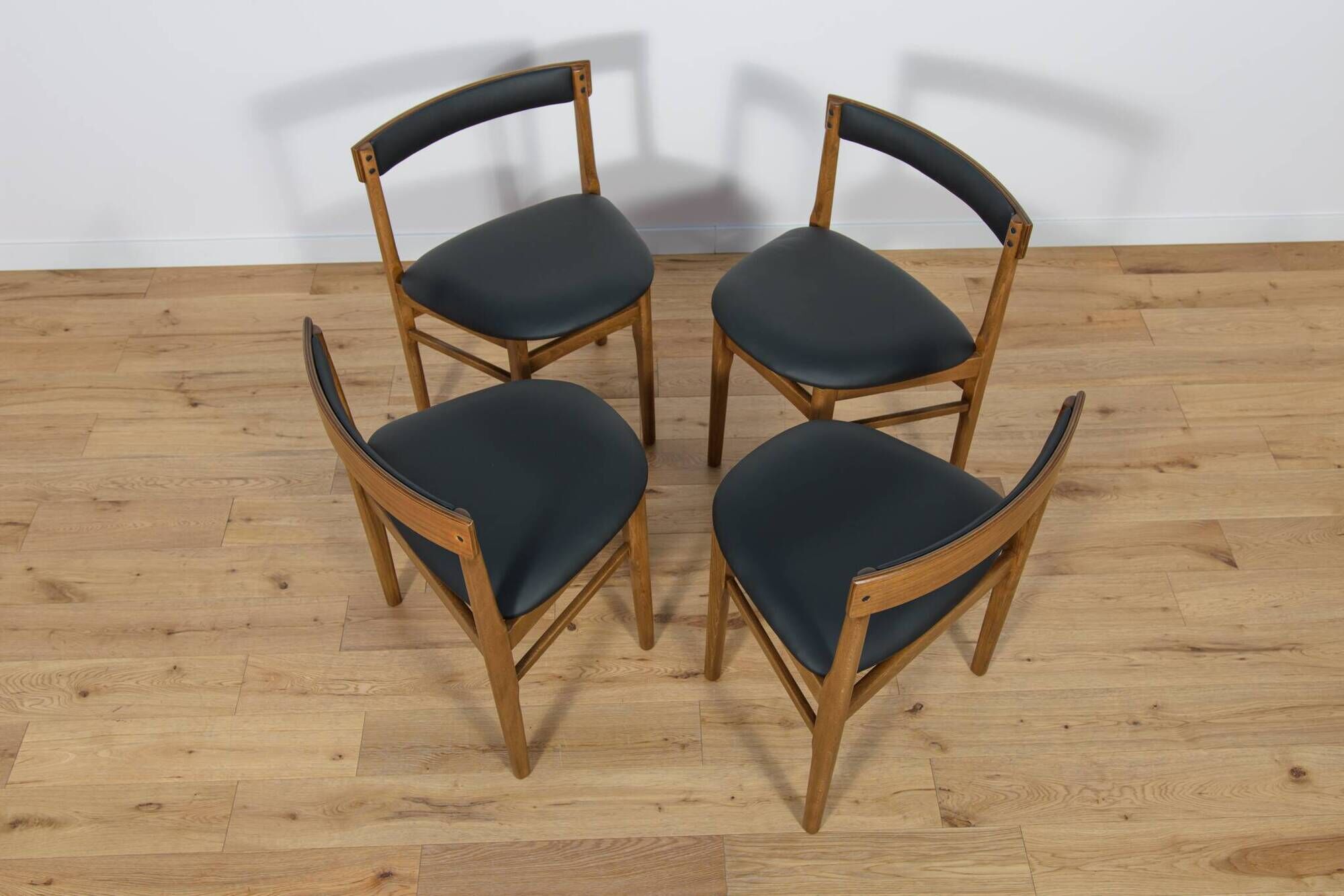 Mid-Century Round Extendable Dining Table and Chairs from McIntosh, 1960s, Set of 5