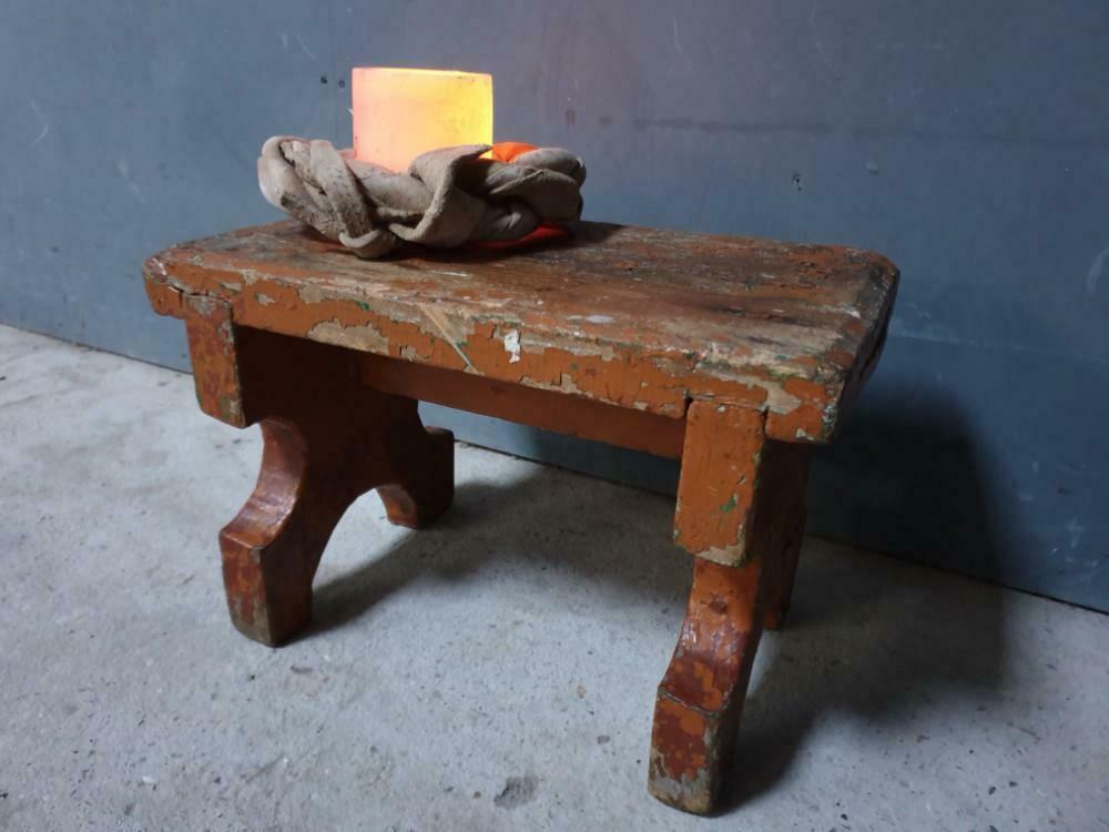 Antique wooden bench, en brun mocca