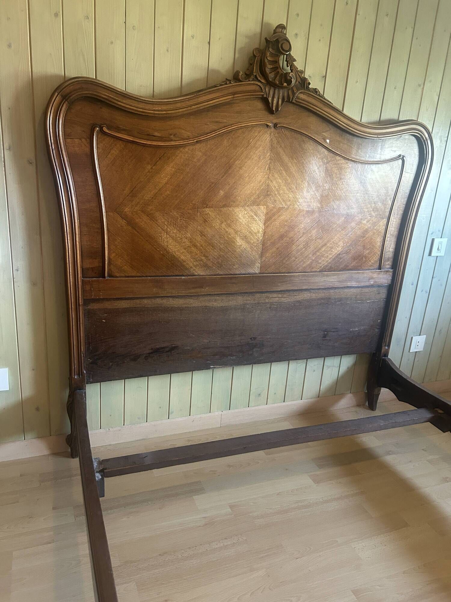 Very beautiful antique double bed in Louis XV style, made of wood and walnut veneer.
