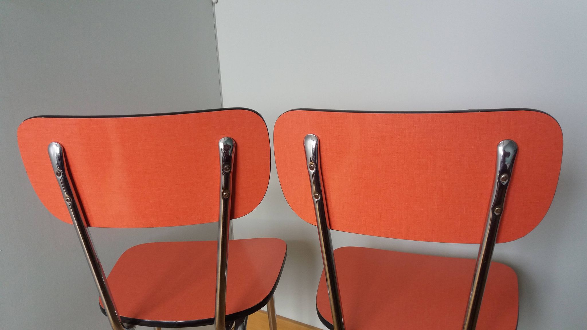 Chaises en formica rouge orange et métal chromé