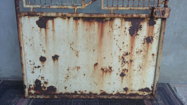 Porte ancienne en fer forgé