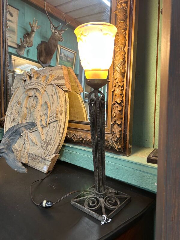 Lampe art deco métal forgé et verrerie rose